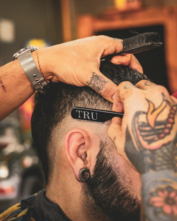 Barbier bei der Arbeit am Kunden
